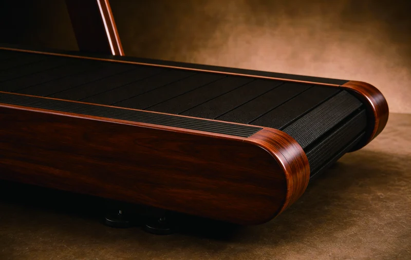 A flat slat-belt running deck